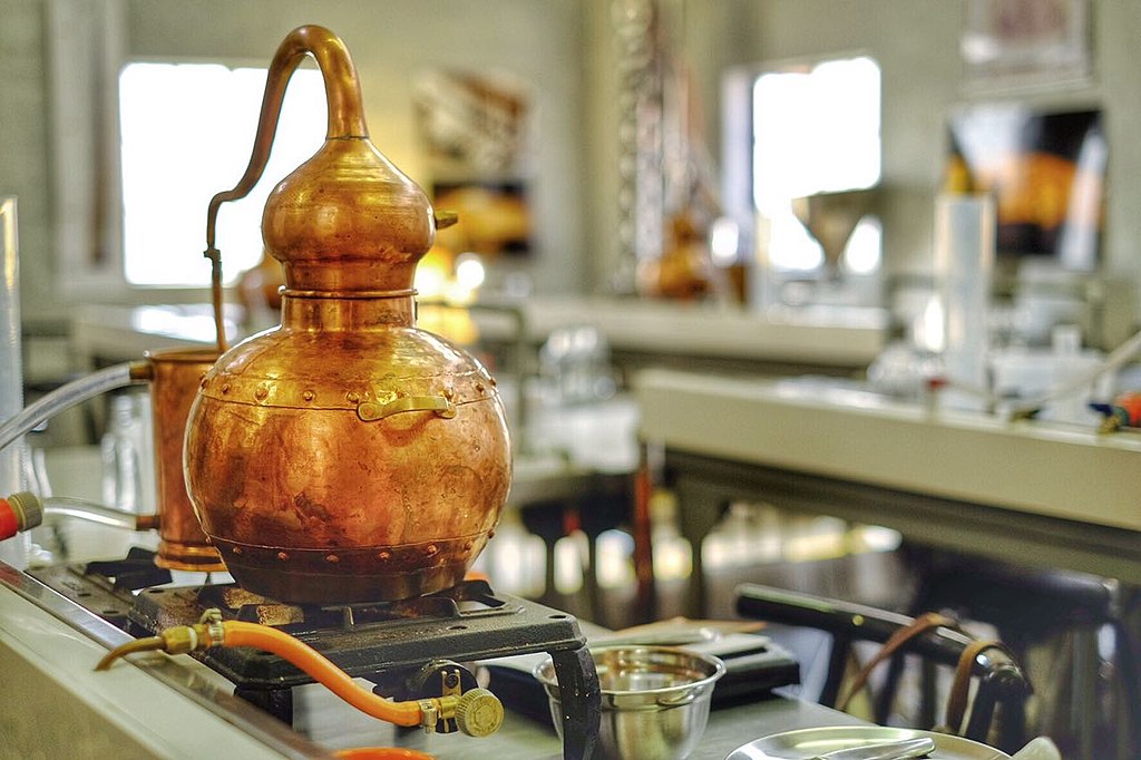 distiller for essential oils